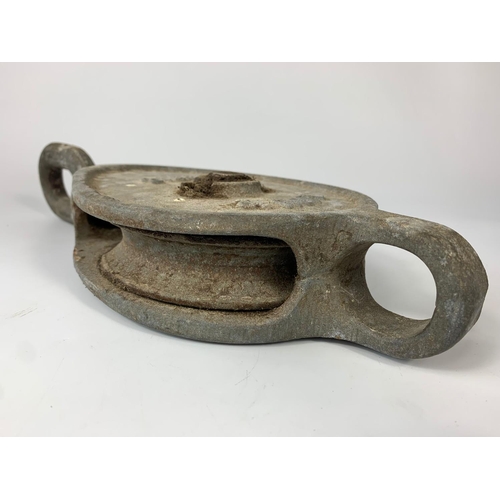 50 - Large metal industrial pulley, 39cm