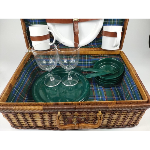 267 - Picnic basket with contents