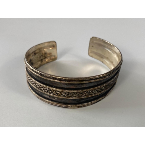 582d - 4 silver bangles, 131.43 grams