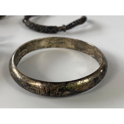 582d - 4 silver bangles, 131.43 grams