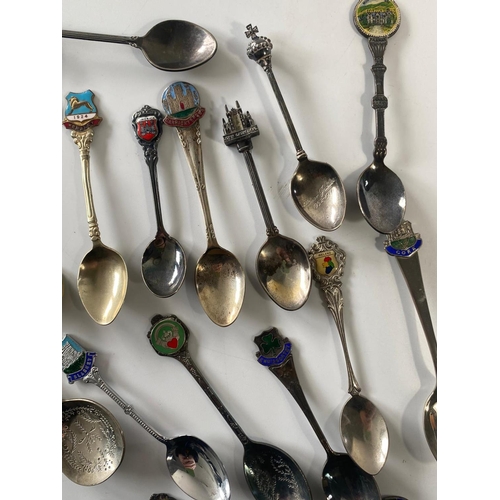 582I - Quantity of collectable spoons with a Limoges porcelain brooch