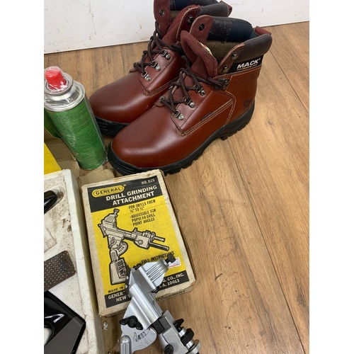 595 - Quantity of tools and new work boots