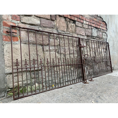 102 - Large set of gates, 294cm x 101cm