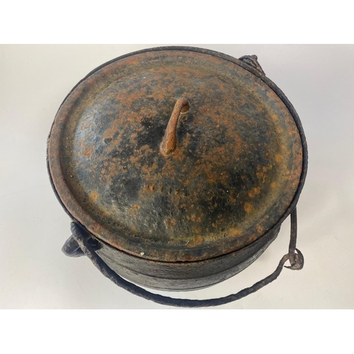 31 - Vintage cast iron pot with handle and lid, 35cm x 25cm
