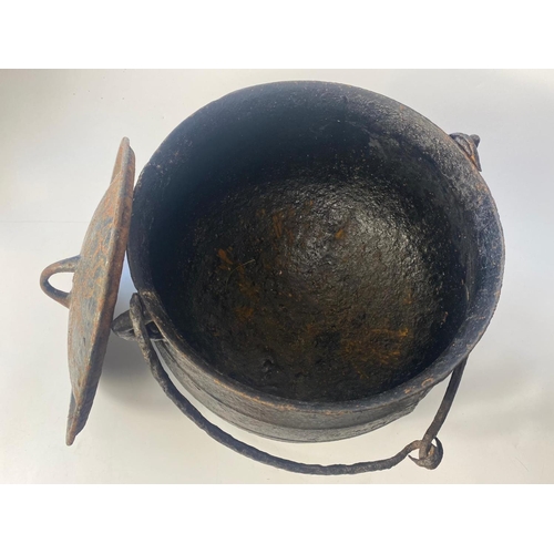 31 - Vintage cast iron pot with handle and lid, 35cm x 25cm