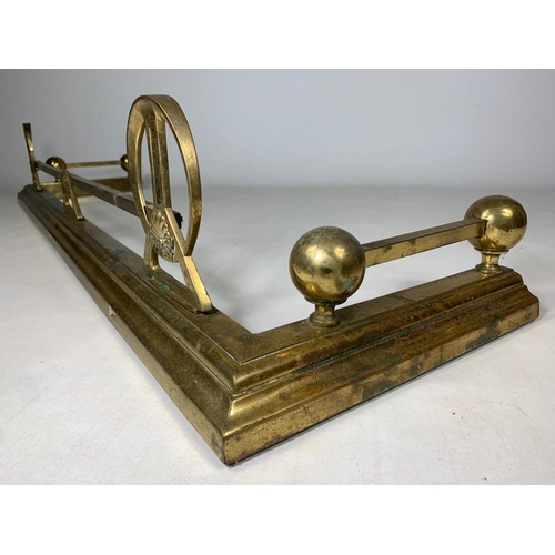 47 - 19th century brass fender, 133cmx36cmx22cm