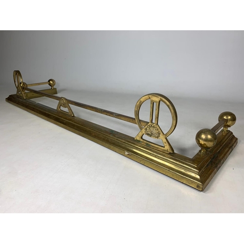 47 - 19th century brass fender, 133cmx36cmx22cm
