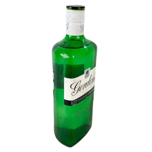 28 - Gordon’s Special Dry London Gin. 70cl.