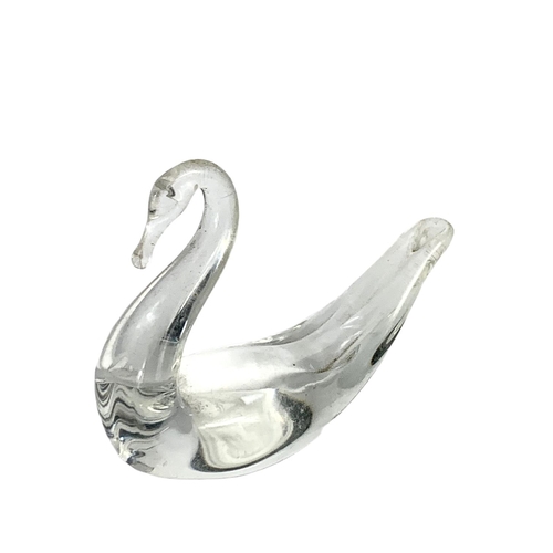 391 - 3 Selkirk Glass paper weight swans. Largest 11.5cm