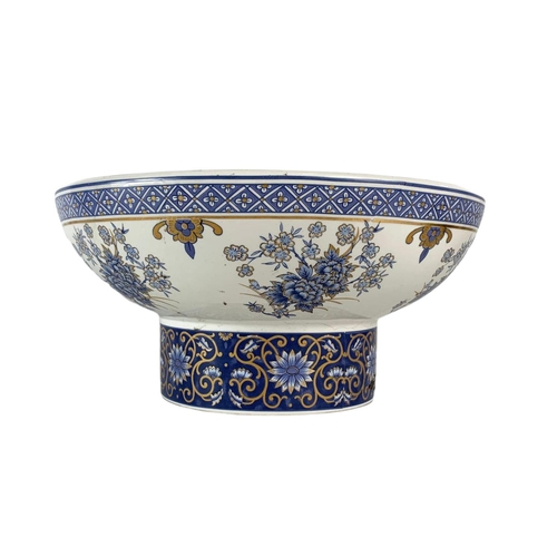 441 - Large pottery oriental style centre piece by Panda. 26.5/13cm