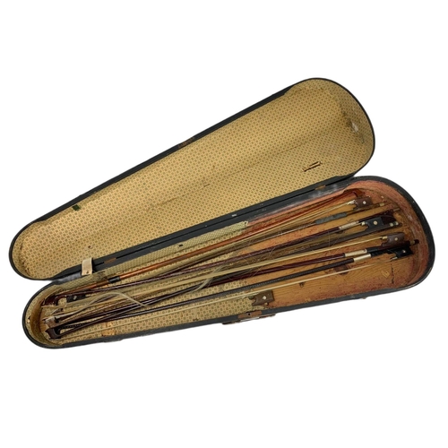 497 - Quantity of violin bows for restoration. With 2 cases.