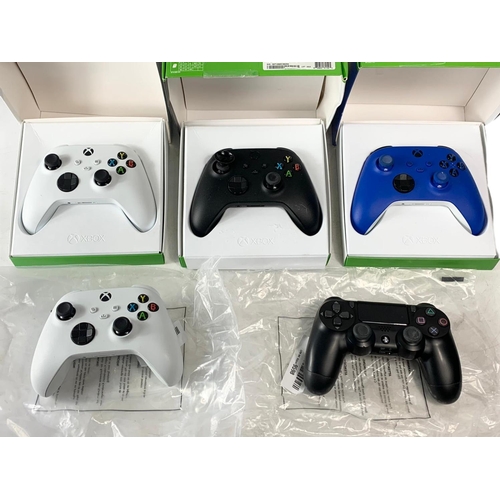 55 - 11 controllers and headphones for XBOX and PlayStation. 3 XBOX headphones, 7 XBOX controllers and a ... 