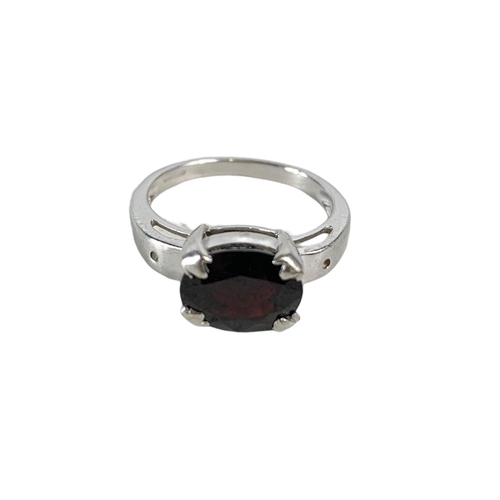 658 - 9ct white gold ring.