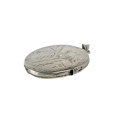 660 - Silver locket. 6cm