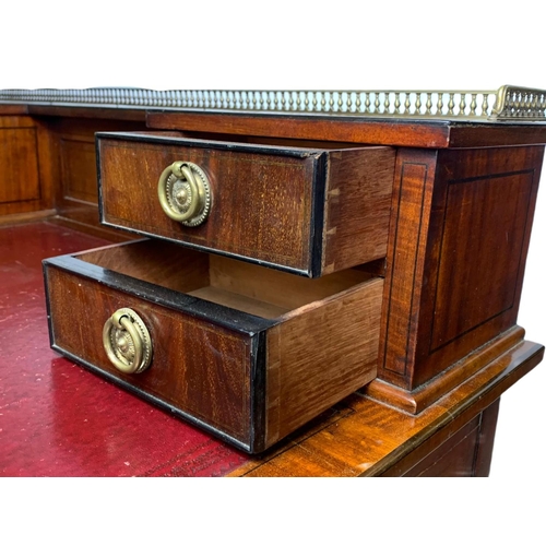 826 - Edwardian leather top desk in the Sheraton style. 102/56/94cm