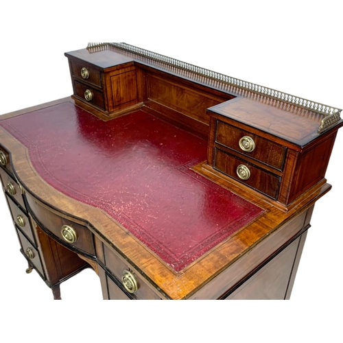 826 - Edwardian leather top desk in the Sheraton style. 102/56/94cm