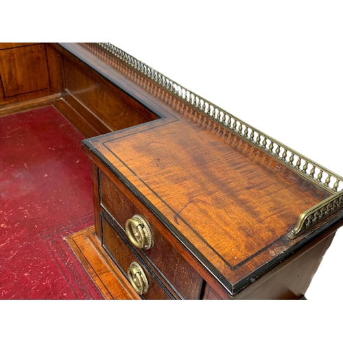 826 - Edwardian leather top desk in the Sheraton style. 102/56/94cm