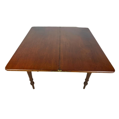 863 - Victorian mahogany tea table 97/46/78cm.