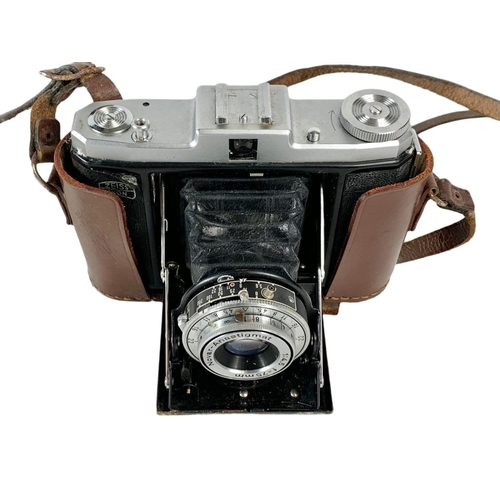 89 - 2 vintage cameras by Ilford and Zeiss Nettar