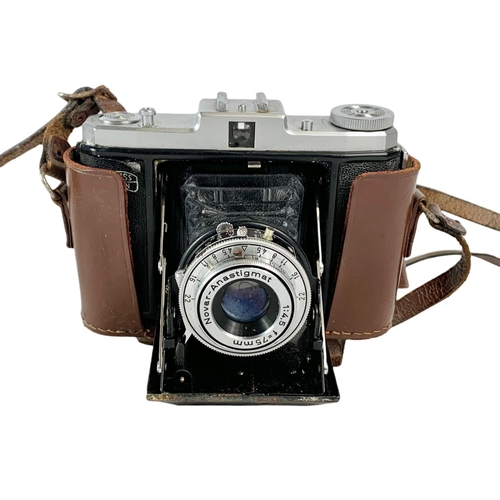 89 - 2 vintage cameras by Ilford and Zeiss Nettar