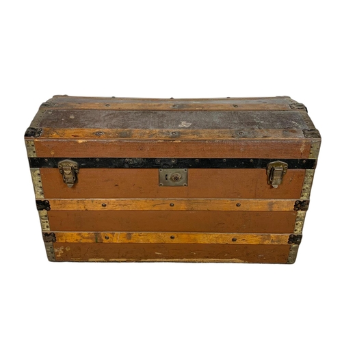 321 - Vintage dome top trunk. 83/46/50cm