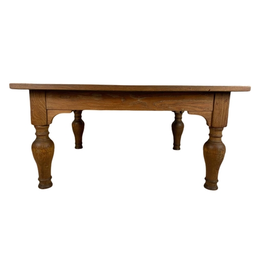 808 - Large oak coffee table. 106.5/91/53cm