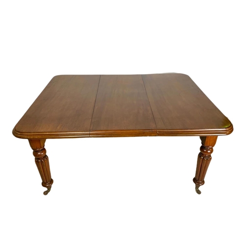 913 - Victorian mahogany dining table, 150x116x72cms