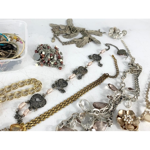 679 - Quantity of costume jewellery