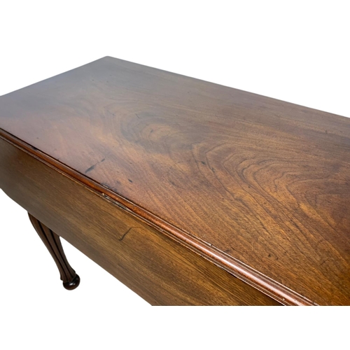 926 - Victorian mahogany Pembroke table. Extended 86.5/77/73cm