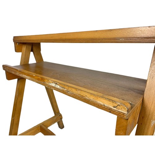 353 - Wooden easel. 67/45/72cm