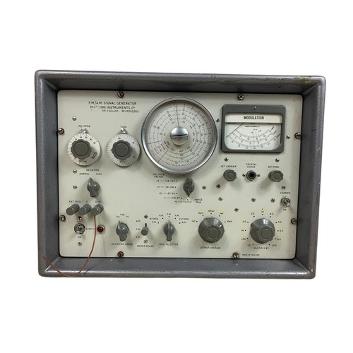 360 - Vintage FM/AM Signal Generator with handbook. 44/21/33cm