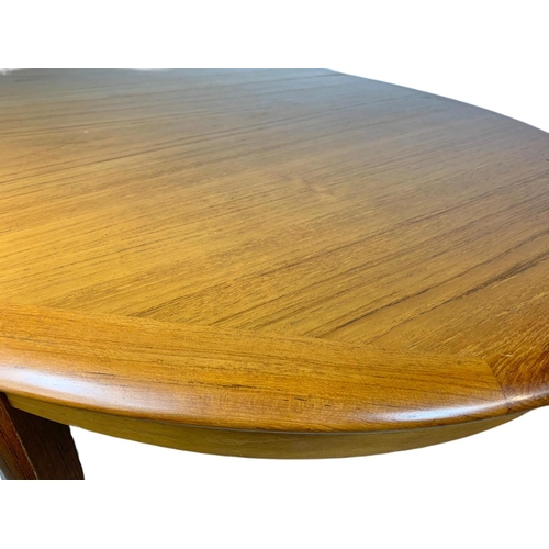 893c - Danish teak mid century extendable 2 leaf dining table. Not extended 162/105/72cm