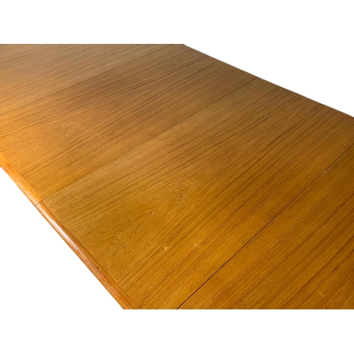 893c - Danish teak mid century extendable 2 leaf dining table. Not extended 162/105/72cm