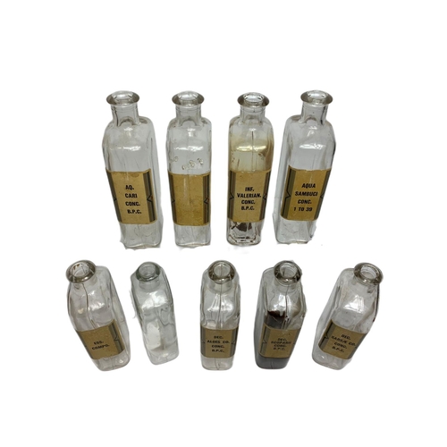 158a - Quantity of Edwardian chemist bottles.