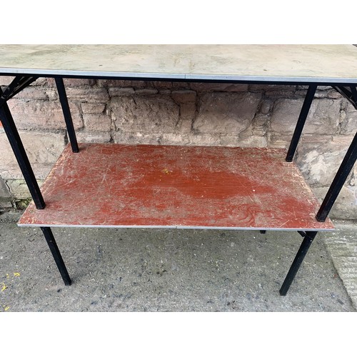 593 - 2 folding tables. 153/67/72cm