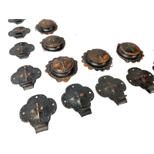 631 - Early 20th century picture hooks and picture hangers in a burnished copper finish. 5cm