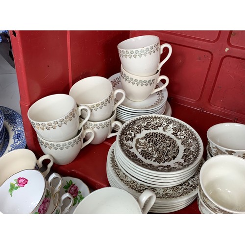 777 - Box of part tea sets and dinner ware