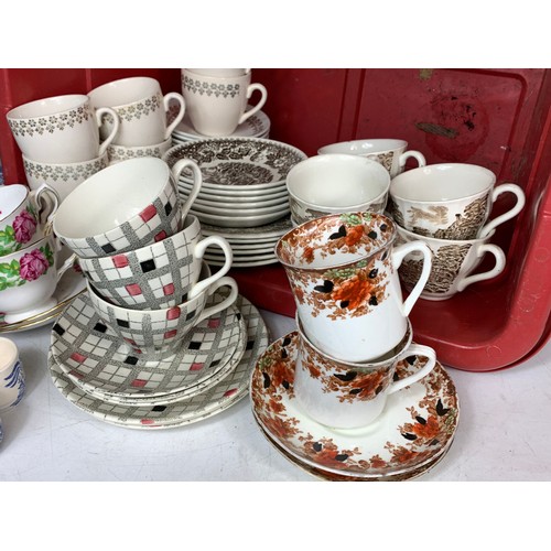 777 - Box of part tea sets and dinner ware