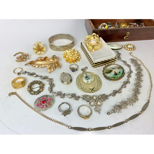 691 - Vintage brooches, rings, necklaces and other jewellery