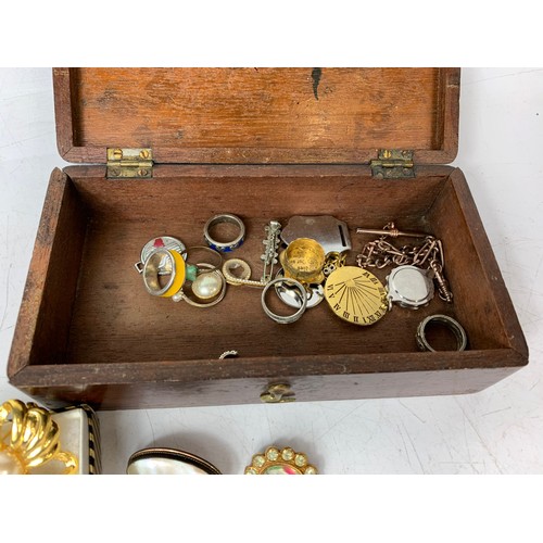 691 - Vintage brooches, rings, necklaces and other jewellery