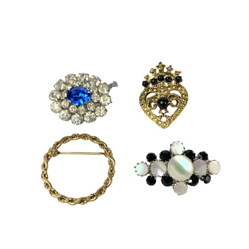 690 - Vintage brooches