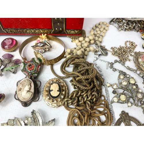 692 - Quantity of vintage jewellery. Brooches, necklaces, bracelets, earrings etc