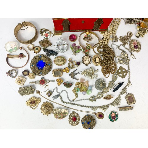 692 - Quantity of vintage jewellery. Brooches, necklaces, bracelets, earrings etc