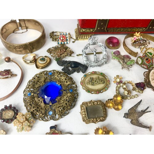 692 - Quantity of vintage jewellery. Brooches, necklaces, bracelets, earrings etc