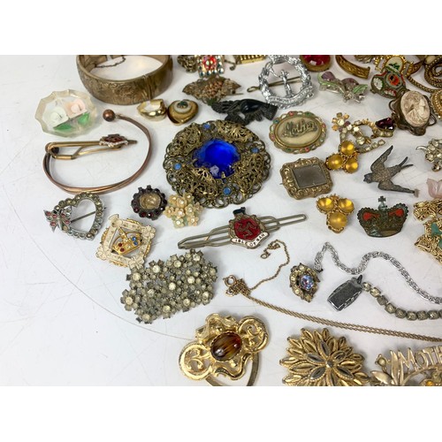 692 - Quantity of vintage jewellery. Brooches, necklaces, bracelets, earrings etc