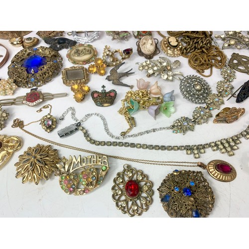 692 - Quantity of vintage jewellery. Brooches, necklaces, bracelets, earrings etc