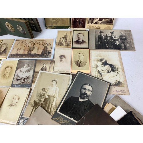 703 - Large quantity of Victorian photographs.