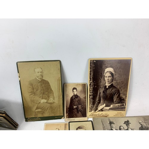 703 - Large quantity of Victorian photographs.