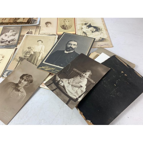 703 - Large quantity of Victorian photographs.