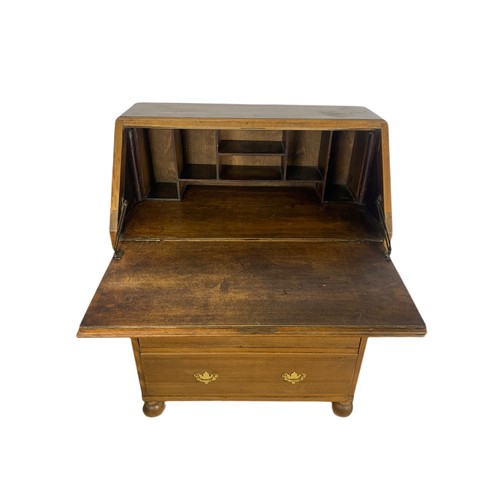 1066 - Vintage oak writing bureau. 75/42/102cm